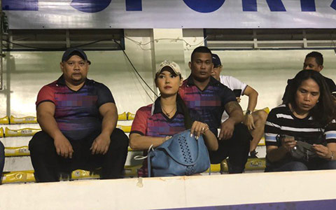Maria Ozawa đến sân tiếp lửa U22 Indonesia đấu với Việt Nam - Ảnh: PT