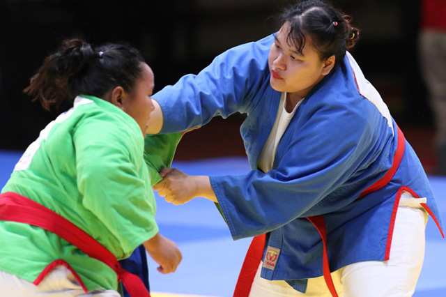 Trần Thị Thanh Thủy (phải) giành chiến thắng ở trận chung kết hạng cân trên 70kg nữ. Ảnh: Giang Hoàng