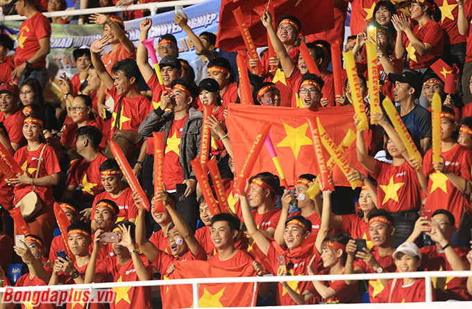Người hâm mộ Việt Nam trên khán đài sân Rizal Memorial vui mừng sau bàn gỡ hòa của Thành Chung