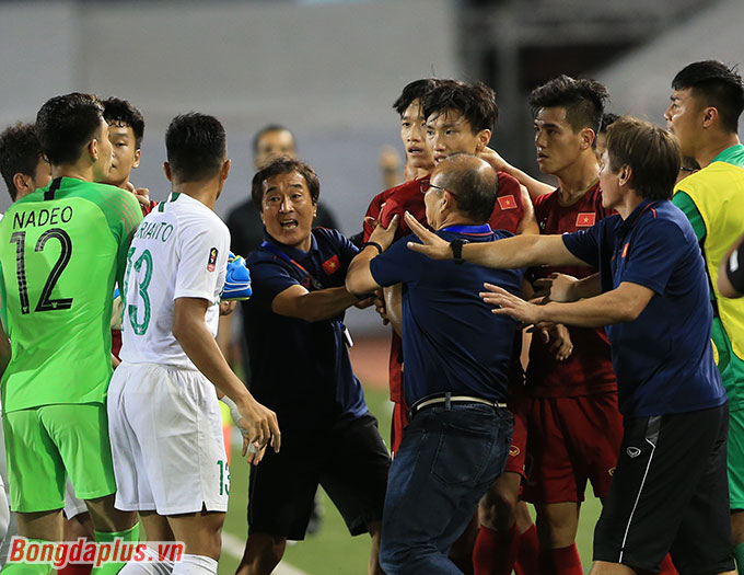 Trận đấu sau đó trở nên nóng hơn. Hai đội có xảy ra va chạm. HLV Park Hang Seo và trợ lý Lee Young Jin phải đứng giữa giảng hòa cho Văn Hậu và cầu thủ Indonesia 