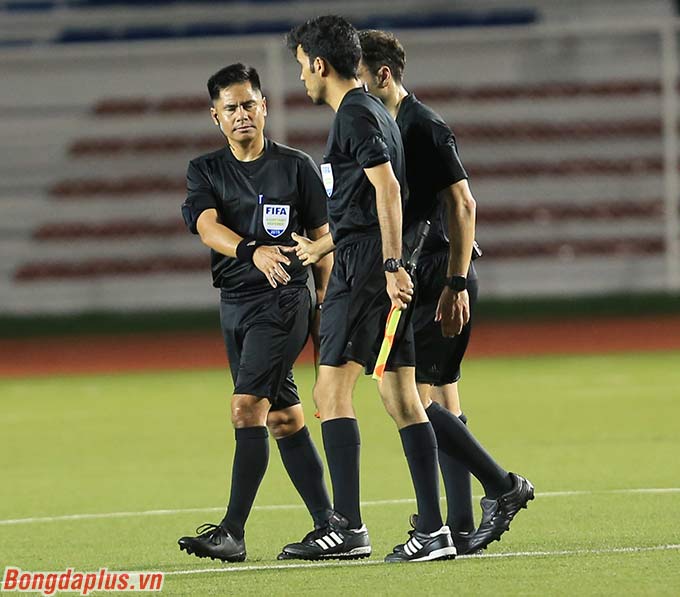 Không chỉ cầu thủ U22 Việt Nam, HLV Park Hang Seo cùng các trợ lý cũng bức xúc trước hành động của trọng tài Ammar. HLV Park Hang Seo ở lại sân một hồi lâu để khiếu nại. 