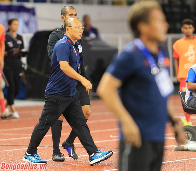 Ông Park bày tỏ sự không hài lòng khi U22 Việt Nam mất đi một cơ hội có thể chuyển hóa thành bàn mở tỷ số. Sau hiệp 1, U22 Việt Nam hòa 0-0 U22 Singapore. 