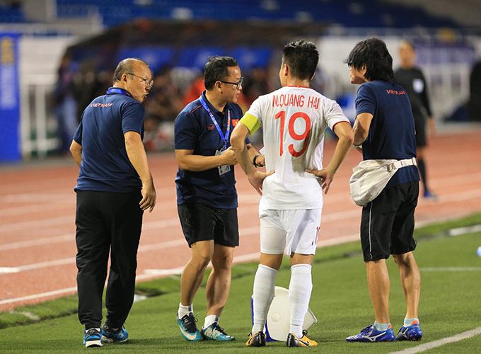 Quang Hải cũng phải rời sân sớm vì chấn thương ngay hiệp 1 - Ảnh: Đức Cường 