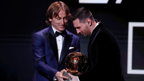 Sau khi nhận Quả bóng vàng 2019 từ Modric, Messi đã có 6 Quả bóng vàng, nhiều nhất thế giới