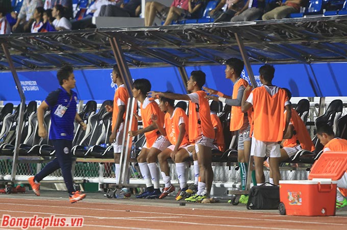 Những phút cuối trận đấu giữa U22 Campuchia và U22 Malaysia ở bảng A môn bóng đá nam vô cùng hồi hộp. Các cầu thủ dự bị Campuchia liên tục xem kết quả trận cùng giờ giữa Philippines và Timor Leste để xem Campuchia đã đủ điều kiện vào bán kết hay chưa. 
