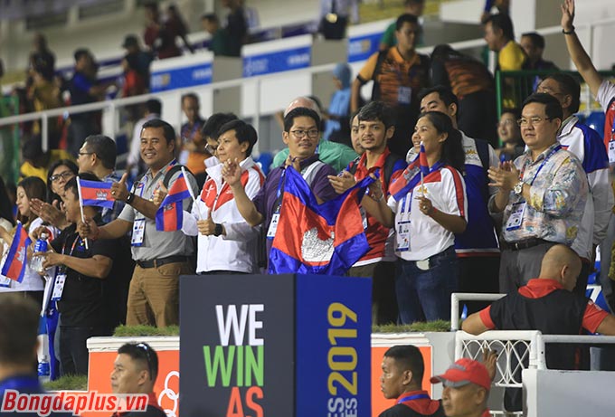 Người hâm mộ Campuchia sang Philippines để chứng kiến cột mốc chưa từng có trong lịch sử bóng đá đất nước này. 