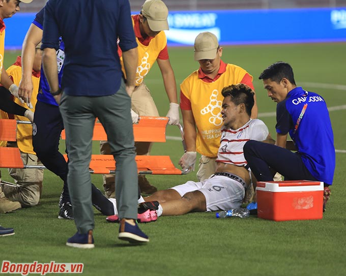 Tes Sambath nén đau để cố gắng đá hết trận trước Malaysia. Đến khi trọng tài nổi còi kết thúc, anh mới chịu nằm xuống nghỉ ngơi. 