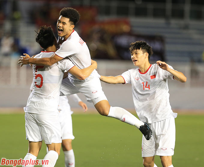 Ở dưới sân, U22 Việt Nam cũng có dịp ăn mừng ở những phút cuối trận khi Đức Chinh ghi bàn duy nhất giúp đội nhà giành 3 điểm quan trọng trước Singapore. 