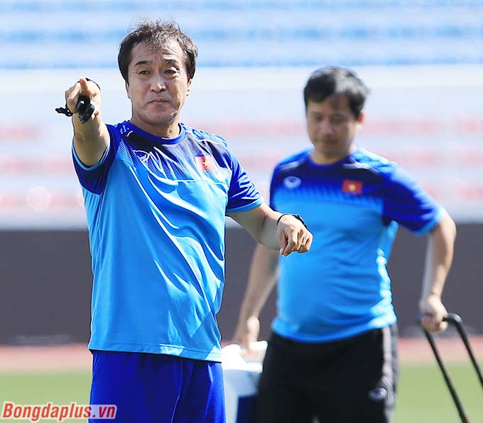 Trợ lý Lee Young Jin thay HLV Park Hang Seo chỉ đạo nhóm cầu thủ ở sân Rizal Memorial 