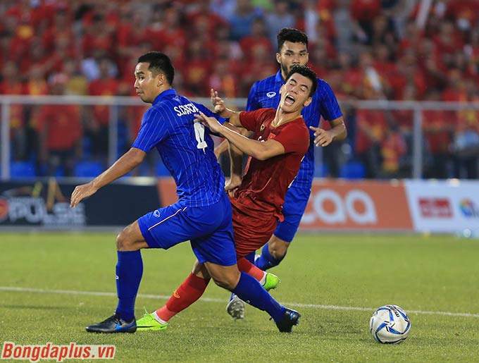 Phút 70 của trận đấu, Tiến Linh bị phạm lỗi trong vòng cấm địa U22 Thái Lan.