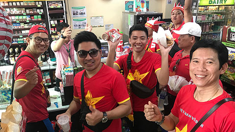 CĐV Việt Nam mua đồ ăn chống đói để tiếp lửa U22 và ĐT nữ Việt Nam