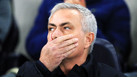 HLV Mourinho nói gì khi bị Solskjaer 'xoa đầu' sau trận Tottenham thua M.U?