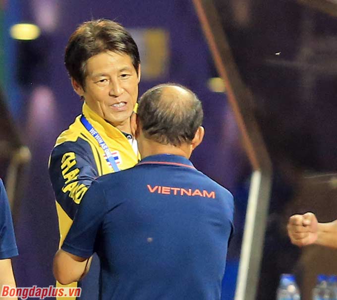 Ông Nishino bắt tay và chúc mừng ông Park Hang Seo khi U22 Việt Nam vào bán kết. 