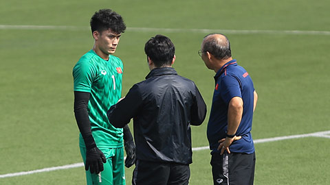 Thầy Park gặp riêng Bùi Tiến Dũng trước trận bán kết gặp Campuchia