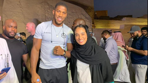 Tay bốc Anthony Joshua và Rasha Alkhamis, ứng viên nữ đầu tiên của Liên đoàn boxing  Saudi Arabia