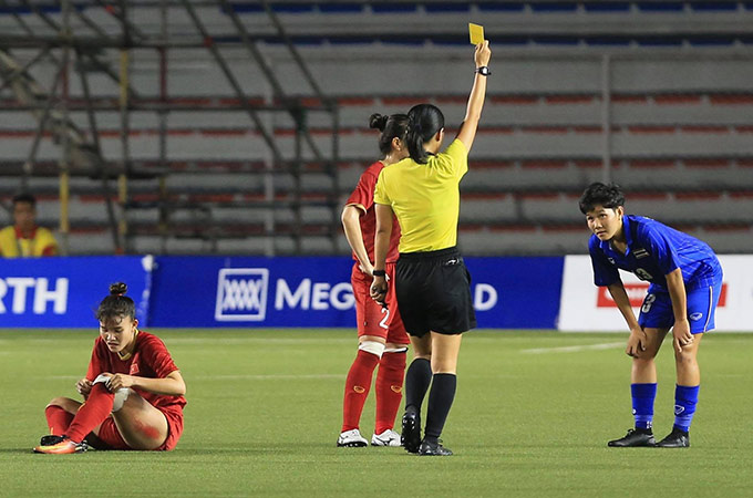 Ngay lập tức, trọng tài đã rút ra 1 chiếc thẻ vàng cảnh cáo với cầu thủ nữ Thái Lan. 