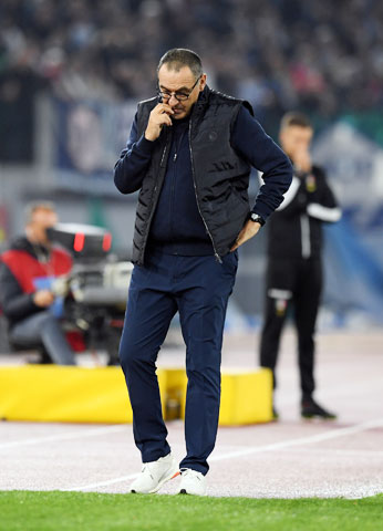 HLV Sarri cùng các học trò thể hiện nỗi thất vọng sau trận thua Lazio