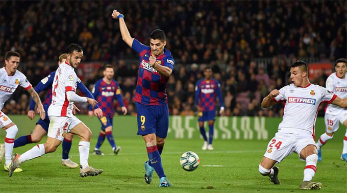 Pha giật gót điệu nghệ của Suarez