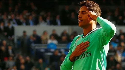 Varane ăn mừng kỳ lạ sau khi ghi bàn cho Real