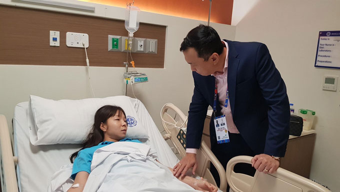 Phó chủ tịch VFF - ông Trần Quốc Tuấn thăm hỏi Hồng Nhung tại bệnh viện - Ảnh: Trí Công