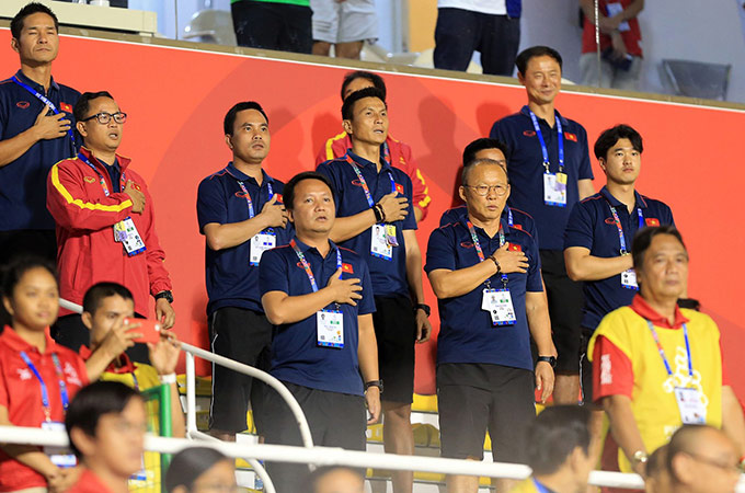 Nhà cầm quân người Hàn Quốc và dàn trợ lý hùng hậu đứng dạy đặt tay lên ngực trái khi quốc ca Việt Nam được cử lên ở trận chung kết. 2 ngày sau đây, U22 Việt Nam cũng sẽ đá trận chung kết môn bóng đá nam SEA Games với U22 Indonesia cũng tại sân Rizal