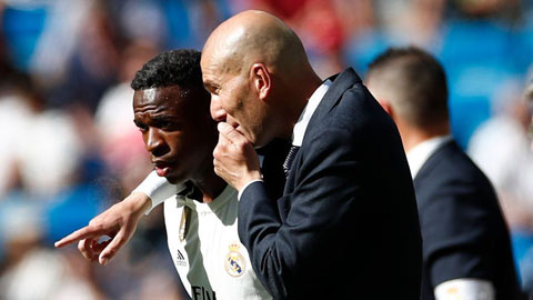 Zidane trao cờ,  giờ là lúc Vinicius tỏa sáng