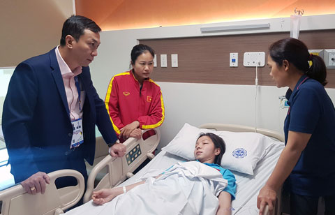 Phó chủ tịch Thường trực VFF Trần Quốc Tuấn hỏi thăm sức khỏe của Hồng Nhung