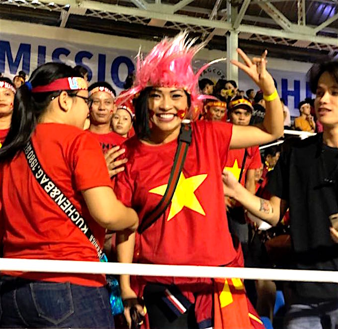 Ca sĩ Phương Thanh đi cổ vũ cho U22 Việt Nam sau nhiều lần lỡ hẹn với giấc mơ HCV SEA Games ở môn bóng đá - Ảnh: Tuấn Thành