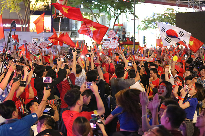 Rất đông NHM đổ xuống đường ăn mừng chiến thắng của U22 Việt Nam
