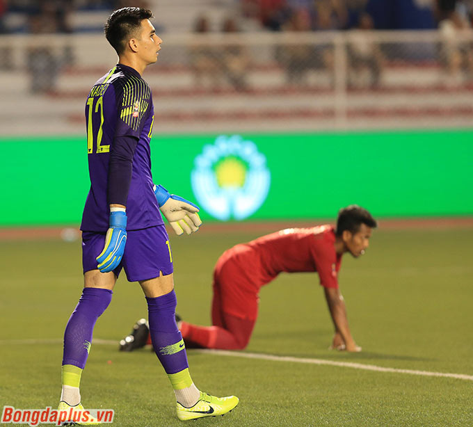 Cụ thể, anh đã bắt không dính bóng trong một tình huống mà bóng đi rất nhẹ, tạo điều kiện để cầu thủ Myanmar cướp bóng và ghi bàn. 