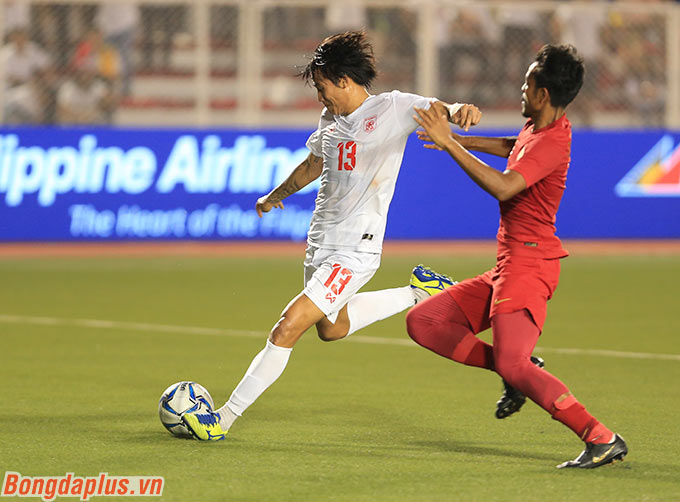 Ngoài tình huống rất khó cản phá khi cầu thủ Myanmar dứt điểm ngay trong vòng cấm địa hiểm hóc thì Nadeo Argawinata còn mắc một sai lầm nghiêm trọng. 
