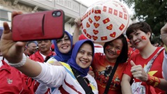 CĐV Việt Nam và Indonesia giao lưu thân thiện ở chung kết SEA Games 30