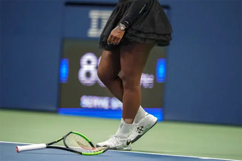 Serena Williams đập gãy vợt ở chung kết US Open 2018