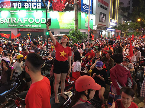 Thành công của bóng đá Việt Nam đã và đang là động lực nhất định thúc đẩy sự phát triển kinh tế, xã hội. Ảnh: Thanh Hậu