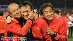 Những khoảnh khắc 'lầy lội' đáng yêu của thầy trò ông Park sau trận chung kết SEA Games
