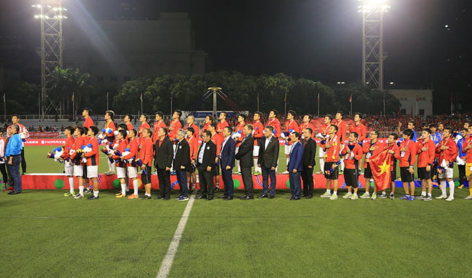 Thầy Park tặng lại tấm Huy chương vàng SEA Games cho trợ lý Kim Han Yoon - Ảnh: Đức Cường 