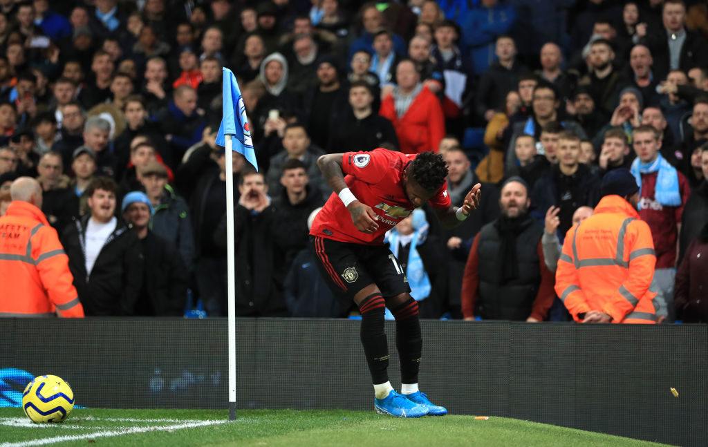 Fred bị ném vật thể lạ trong trận derby Manchester