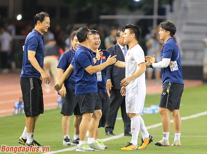 Quang Hải không kịp vào sân ở phút cuối trận chung kết - Ảnh: Đức Cường 