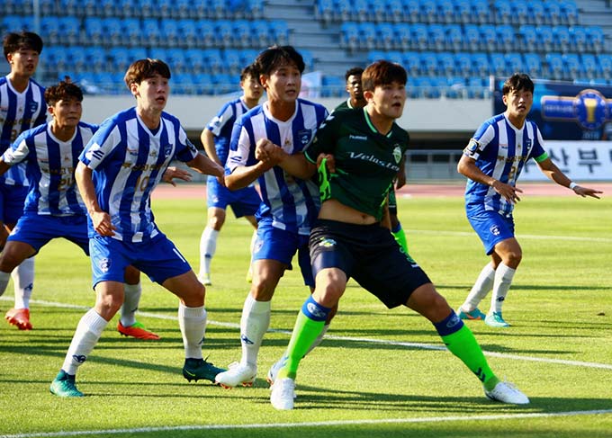 Busan (xanh, trắng) là 1 trong 2 đối thủ của U23 Việt Nam 