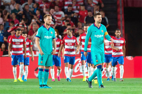 Rakitic (trái) và Busquets đều chơi mờ nhạt khiến Barca không thể đánh bại Sociedad