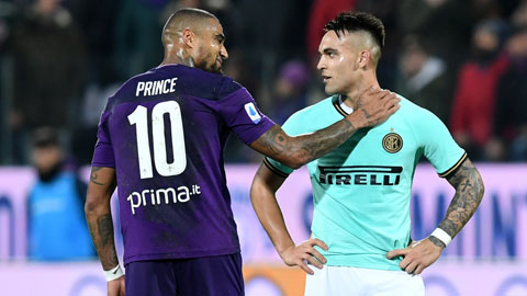 Cầu thủ Fiorentina động viên Lautaro Martinez sau khi Inter của Conte đánh rơi chiến thắng phút chót