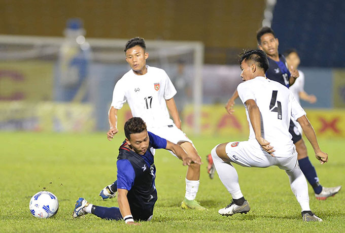 U20 Campuchia (xanh) gục ngã trước U20 Myanmar ở trận tranh hạng ba