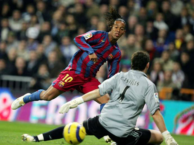 Ronaldinho có hai pha solo ghi bàn đẹp mắt