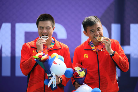 Lý Hoàng Nam (phải) và Daniel Cao Nguyễn mang về cho quần vợt Việt Nam 1 HCV, 1 HCB