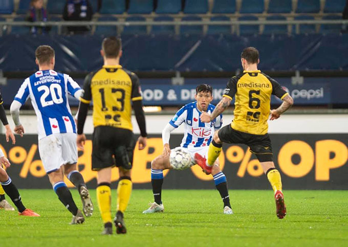 Khuya 18/12, Văn Hậu đã đánh dấu cột mốc trong sự nghiệp cầu thủ khi lần đầu tiên được ra sân với Heerenveen. Ảnh: CLB Heerenveen