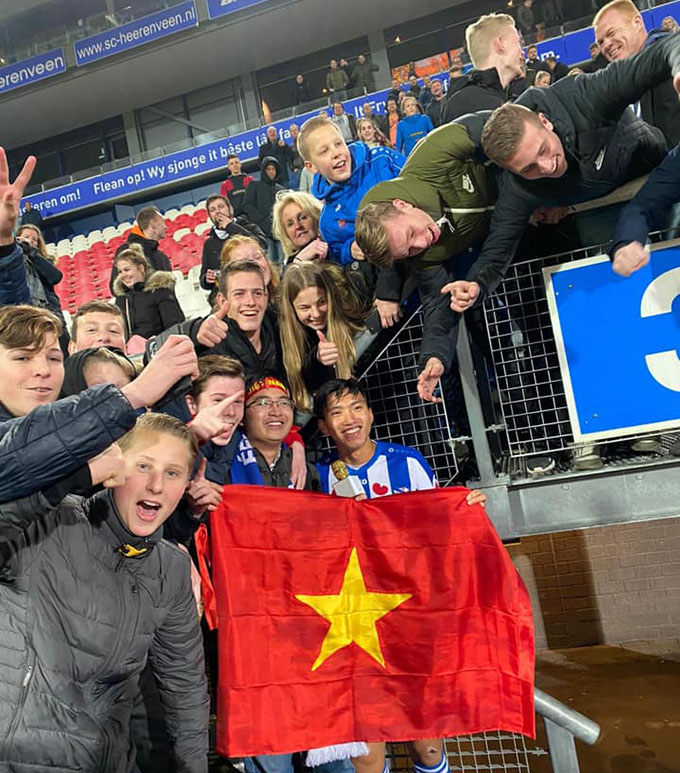 Xúc động nhất có lẽ là hình ảnh chia vui của các CĐV cùng Văn Hậu với lá cờ tổ quốc Việt Nam. Ảnh: CLB Heerenveen
