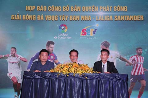 TGĐ SCTV Trần Văn Úy (giữa) trả lời báo chí