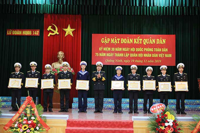 Thay mặt Chính ủy Lữ đoàn 147, Đại tá Nguyễn Quốc Doanh đã khen thưởng cho 2 tập thể gồm Đại đội 2/d472 và Đại đội 4/d473 cùng 10 cá nhân đã hoàn thành tốt nhiệm vụ trong đợt thi đua cao điểm “75 ngày hành động sáng tạo, quyết thắng”