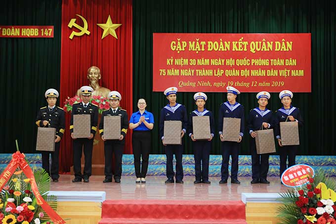 Đồng chí Nguyễn Quý Hợi - Bí thư Quận đoàn Hoàn kiếm cũng đã lên trao quà cho hai mẹ Việt Nam anh hùng cùng các cán bộ, chiến sỹ có hoàn cảnh đặc biệt khó khăn trong lữ đoàn