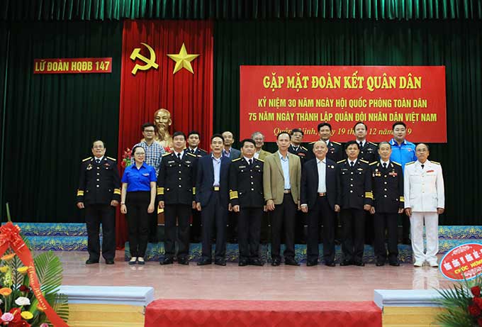 Đại diện lãnh đạo Bộ Tư lệnh Vùng 1 Hải quân, UBND Thị xã Quảng Yên, Lữ đoàn 147 cùng đại biểu khách mời, đơn vị kết nghĩa chụp ảnh lưu niệm tại Hội nghị. 